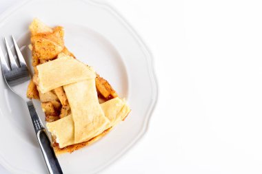 Amerikan elmalı turta ile kahve Latte cam İrlandalı kupa beyaz arka plan üzerinde izole.