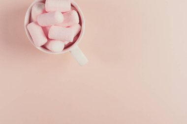 Sıcak çikolata hatmi şeker pembe Kağıt arka plan ile. Üstten görünüm. Uzay kopyalayın. Tonda