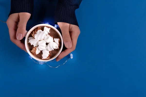 Weibliche Hände Halten Heiße Schokolade Mit Marshmallow Bonbons Auf Rosa — Stockfoto