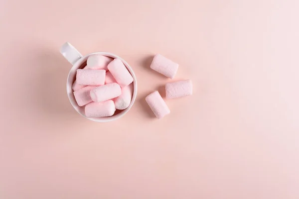 Chocolat Chaud Avec Des Bonbons Guimauve Sur Fond Papier Rose — Photo