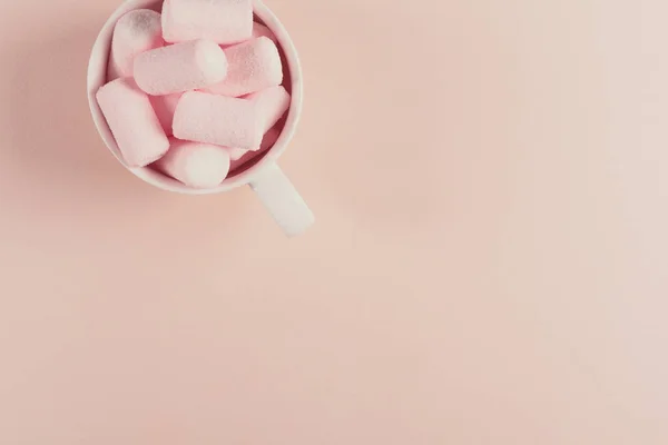 Chocolat Chaud Avec Des Bonbons Guimauve Sur Fond Papier Rose — Photo