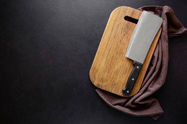 Dikdörtgen kurulu pişirme ve koyu ahşap arka plan bıçakta malzemelerle sinsice. Üstten görünüm. Kopya alanı.