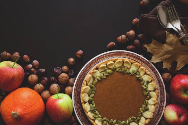 Sofra, ev yapımı Kabak böreği, kabak ve koyu ahşap arka plan üzerinde meşe palamudu. Şükran günü tatil kavramı. Üstten görünüm. Düz yatıyordu. Uzay kopyalayın. Tonda