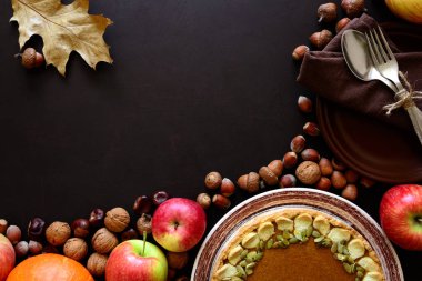 Sofra, ev yapımı Kabak böreği, kabak ve koyu ahşap arka plan üzerinde meşe palamudu. Şükran günü tatil kavramı. Üstten görünüm. Düz yatıyordu. Kopya alanı