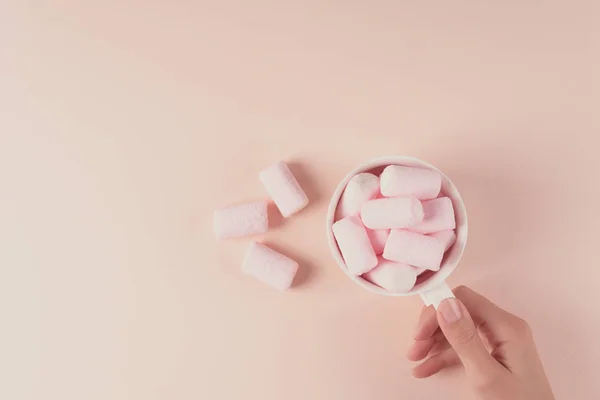 Vrouwelijke Handen Met Warme Chocolademelk Met Marshmallows Snoepjes Roze Achtergrond — Stockfoto