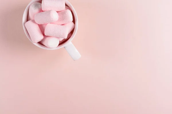 Chocolat Chaud Avec Des Bonbons Guimauve Sur Fond Papier Rose — Photo
