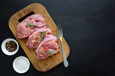 Çiğ hindi biftek eti kemik üzerinde ahşap tahta arka plan ile