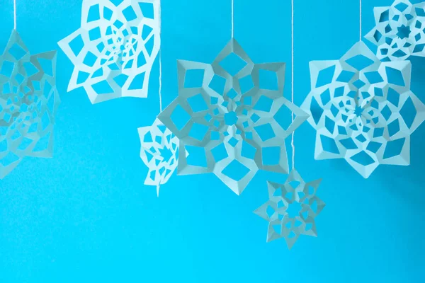 Blue Paper Snowflakes Hang Threads Paper Background Top View Christmas — Stock Photo, Image