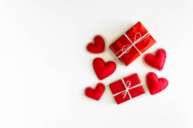 Beyaz ahşap zemin üzerinde keçe aşk yürekleri kutusu mevcut. Sevgililer günü kutlama kavramı. Üstten görünüm. Düz yatıyordu.