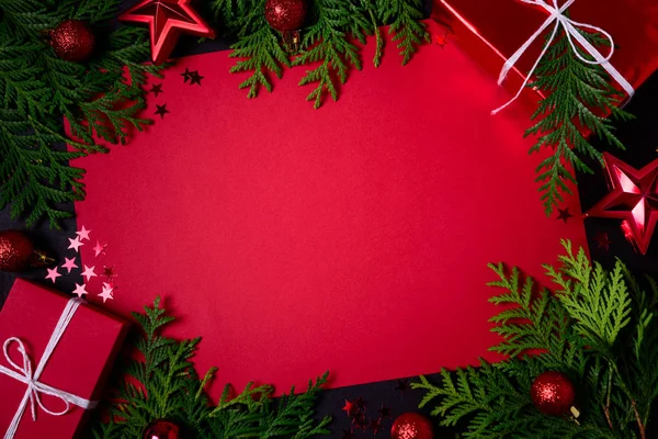 Рождественская Рамка Красных Подарочных Коробок Елочных Ветвей Конфетти Бумаги Текста — стоковое фото
