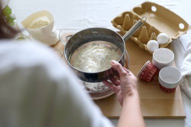Noel çikolata muffins pişirme. Kek, top kek, kek için malzemeler karıştırma. Eller hazırlanması hamur tatlı kadın. Seçici odak. Arkadan görünüm