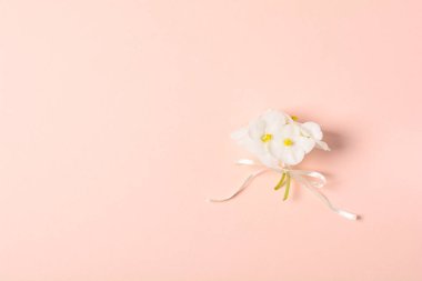 Mor çiçekler (viyola) ve pembe Kağıt arka plan boş tebrik kartında buket. Sevgililer günü kutlama kavramı. Üstten görünüm. Düz yatıyordu. Mock-up