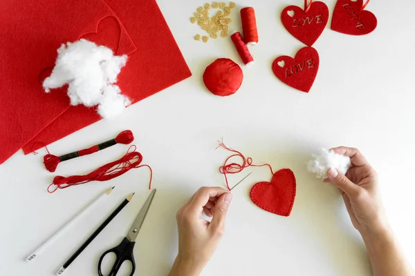 Hari Valentine Terasa Kerajinan Wanita Tangan Menjahit Hati Merah Diy — Stok Foto