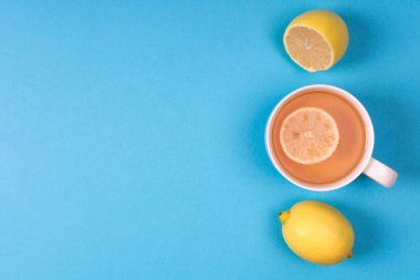 Bitkisel ilaç. Mavi arka plan üzerinde alternatif sağlıklı bakım. Üstten görünüm. Uzay kopyalayın. Düz yatıyordu