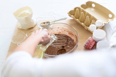 Noel çikolata muffins pişirme. Kek, top kek, kek için malzemeler karıştırma. Kadın hazırlanıyor gıda eller. Seçici odak