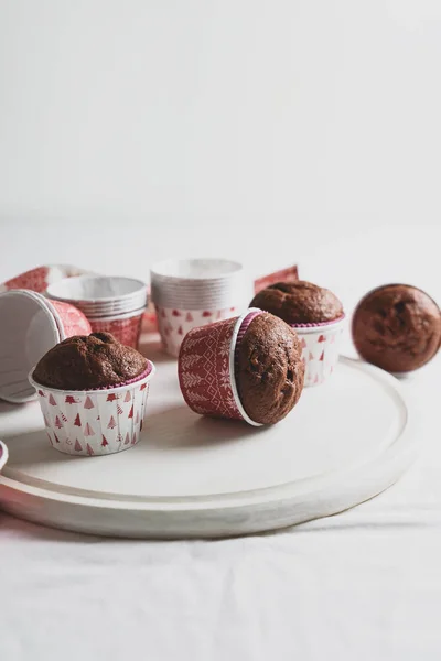 Hemmagjord Choklad Muffins Brownies Vit Trä Bakgrund Julmat Selektivt Fokus — Stockfoto