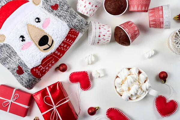 Weihnachtsgeschenke Strickpullover Hausschuhe Geschenkboxen Schokoladenmuffins Und Heiße Schokolade Mit Marshmallow — Stockfoto