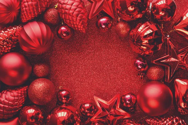 Cadre Noël Rouge Boules Noël Étoiles Cônes Coeurs Sur Fond — Photo