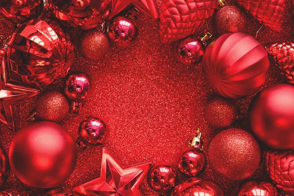 Красная Рождественская Рамка Рождественские Шары Звезды Конусы Сердца Красном Фоне — стоковое фото