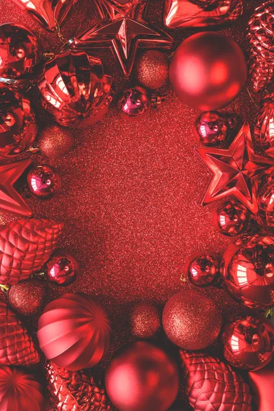 Κόκκινο Χριστουγεννιάτικο Καρέ Χριστούγεννα Μπάλες Αστέρια Κώνους Και Καρδιές Στο — Φωτογραφία Αρχείου