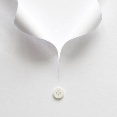 Kağıt adam gömlek yaka kes. Babalar günü veya düğün kavramı. Uzay kopyalayın. Üstten görünüm. Minimalist tarzı