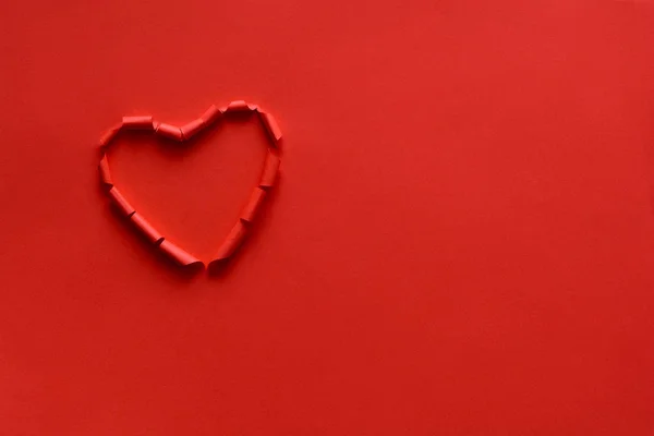 Corazón Roto Agujero Papel Forma Corazón Sobre Fondo Papel Rojo — Foto de Stock