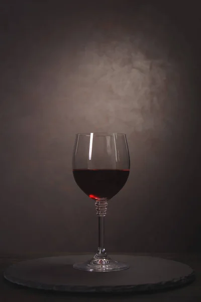 Copo Com Vinho Tinto Sobre Fundo Madeira Escura Conceito Celebração — Fotografia de Stock