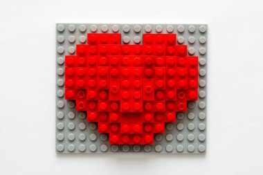 Kırmızı kalp yapı taşları gri arka plan üzerinde yapılmıştır. Sevgililer günü kutlama ve minimalist kavramı.