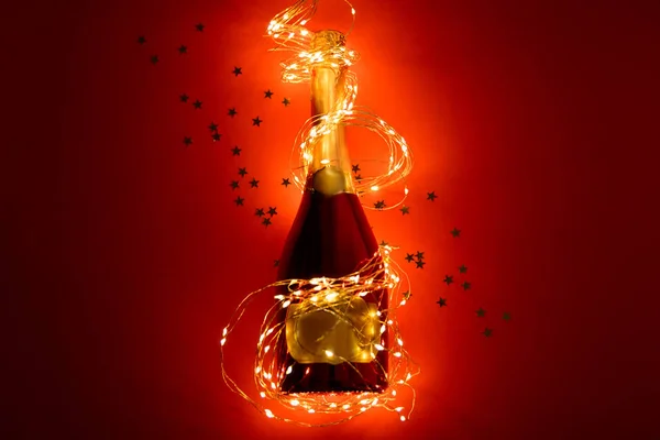 Бутылка Шампанского Завернутая Золотую Гирлянду Бумажном Фоне День Святого Валентина — стоковое фото