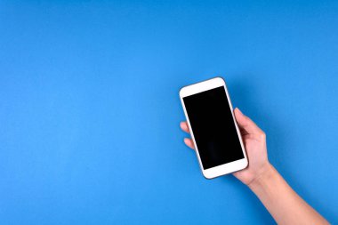 Mavi renkli ekranda Smartphone dokunmadan el. Mock-up. Üstten görünüm. Kopya alanı