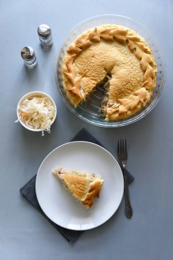 Ev yapımı lahana turşusu pasta gri ahşap masa üzerinde dilim. Lahana kek geleneği Rus gıda