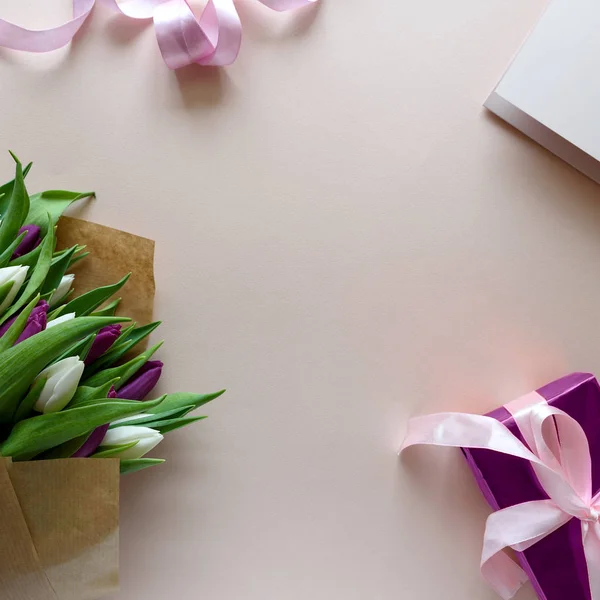 Strauß Weißer Und Lila Tulpen Geschenkschachtel Und Leeres Papier Auf — Stockfoto