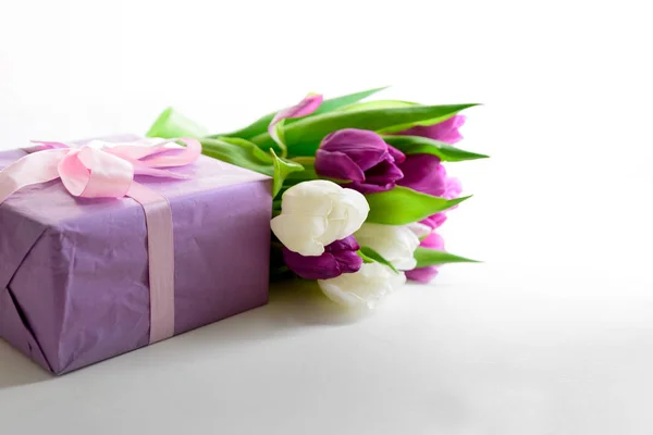 白と紫のチューリップと白い木製の背景にギフト ボックスの花束 平面図です フラットが横たわっていた 領域をコピーします バレンタインの日 母の日 誕生日 結婚式お祝いのコンセプト — ストック写真
