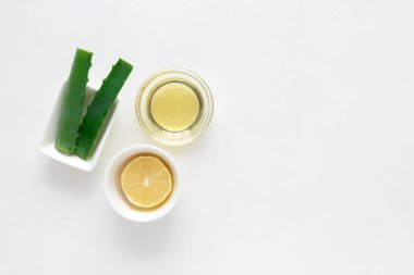 Beyaz zemin üzerine ev yapımı etkili sivilce ilaçları için taze malzemeler. Tatlım, deniz tuzu, yumurta sarısı, zeytinyağı, yulaf, limon ve aloe. Düz yatıyordu. Kopya alanı