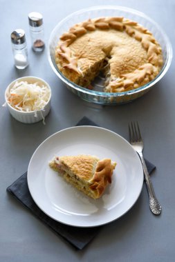 Ev yapımı lahana turşusu pasta gri ahşap masa üzerinde dilim. Lahana kek geleneği Rus gıda