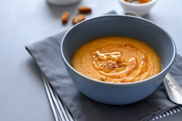 Gri ahşap arka plan üzerinde kırmızı mercimek çorbası kase. Vejetaryen yiyecekler kavramı