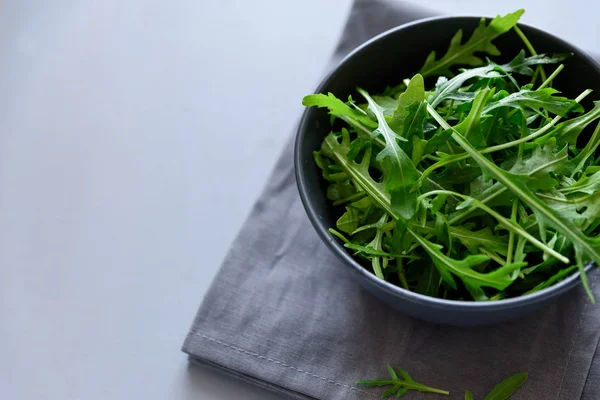 Roquette Verte Fraîche Dans Bol Sur Fond Bois Gris Alimentation — Photo