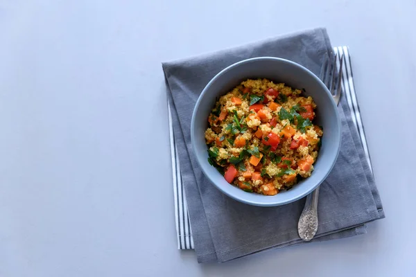 Zdrowe Posiłki Wegańskie Miska Quinoa Dynia Pieprz Marchew Szarym Tle — Zdjęcie stockowe