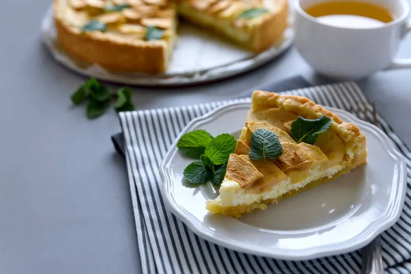 Zelfgemaakte Appeltaart Met Kaas Ingericht Muntblaadjes Grijze Houten Achtergrond Teatime — Stockfoto