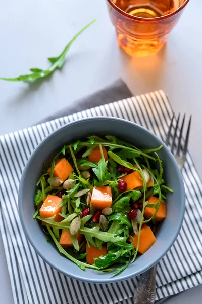 Salat Mit Rucola Kürbis Und Granatapfelkernen Auf Grauem Holzgrund Vegetarisches — Stockfoto