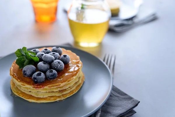 Στοίβα Από Pancakes Κατεψυγμένα Βατόμουρου Και Μέλι Γκρι Φόντο Επιλεκτική — Φωτογραφία Αρχείου