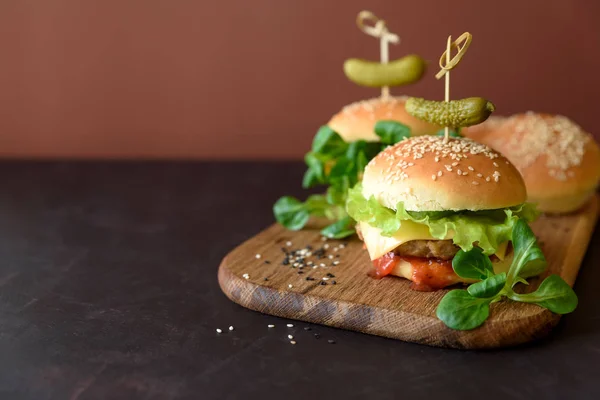 Smaczne Domowe Hamburgery Sałatą Ketchup Ser Kurczaka Brązowym Tle Drewnianych — Zdjęcie stockowe