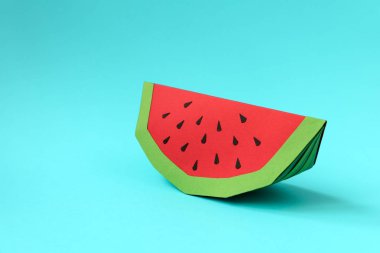 Kağıt karpuz dilimi pastel mavi zemin üzerine. Yaratıcı bir fikir. Sanat gıda kavramı.