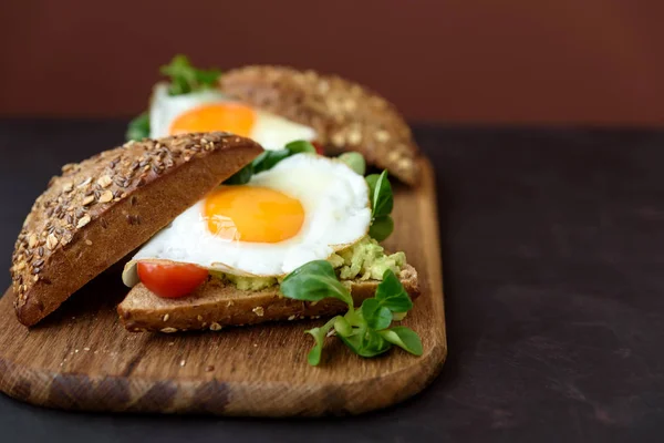 Sanduíches Centeio Hambúrgueres Com Abacate Tomate Ovo Frito Verduras Fundo — Fotografia de Stock