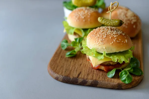 Lekkere Zelfgemaakte Hamburgers Met Sla Ketchup Kaas Kip Grijze Houten — Stockfoto