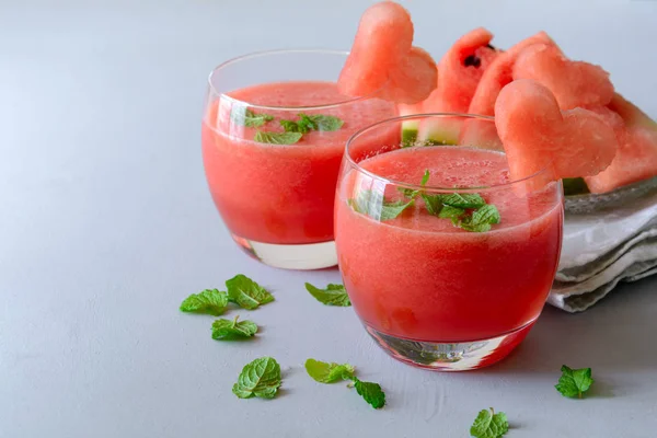 Gläser Mit Frischem Wassermelonensaft Oder Smoothie Dekorierten Minzblättern Und Wassermelonenscheiben — Stockfoto