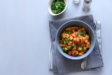 Quinoa, kabak, biber ve gri ahşap zemin üzerine havuç ile sağlıklı vegan kase. Seçici odak