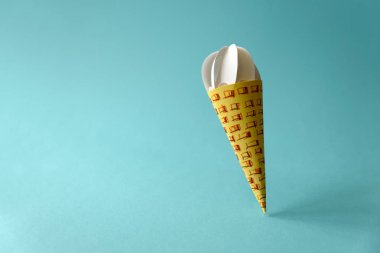 Kağıt vanilyalı dondurma külahı mavi zemin üzerine. Uzay kopyalayın. Yaratıcı ya da sanat gıda kavramı