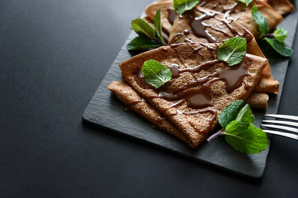 Crepes Chocolate Caseros Servidos Con Arándanos Salsa Hojas Menta Plato — Foto de Stock