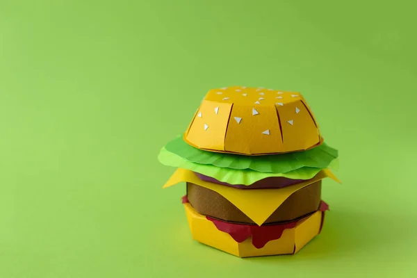 Hamburguesa Papel Con Carne Res Queso Lechuga Cebolla Sobre Fondo — Foto de Stock